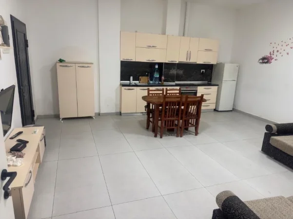 Tirane, jepet me qera apartament 3+1 Kati 1, 110 m² 550 € (FRESKU)