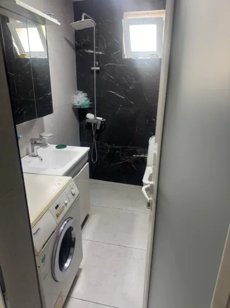Tirane, jepet me qera apartament 3+1 Kati 1, 110 m² 550 € (FRESKU)