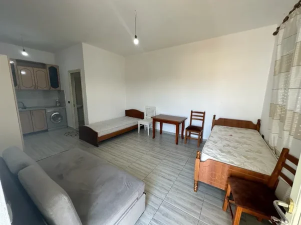 Tirane, jepet me qera garsonier Kati 1, 30 m² 200 € (Rruga Fuat Toptani, dy stacione autobusi siper kopshtit Sarito)
