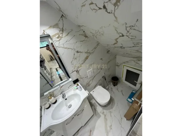 Tirane, jepet me qera apartament duplex 2+1 Kati 1, 120 m² 800 € (rruga e elbasanit)