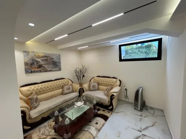 Tirane, jepet me qera apartament duplex 2+1 Kati 1, 120 m² 800 € (rruga e elbasanit)