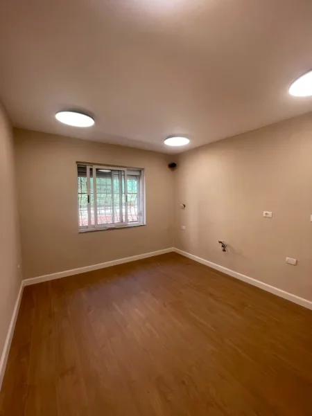 Tirane, jepet me qera dyqan Kati 2, 110 m² 1.200 € (liqeni artificial , rruga e kosovareve)