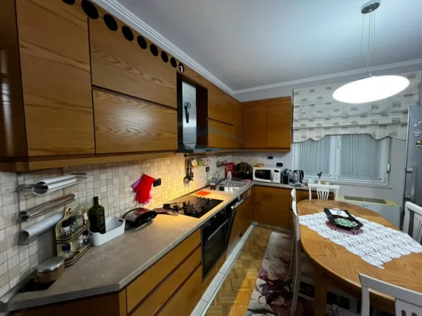 Tirane, jepet me qera apartament 2+1+Ballkon Kati 7, 105 m² 900 € (sheshi willson)