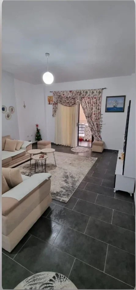 Tirane, jepet me qera apartament 1+1+Ballkon Kati 3, 80 m² 350 € (Fresk)