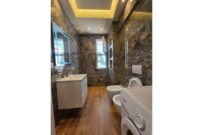 Tirane, jepet me qera apartament 2+1+Ballkon Kati 3, 110 m² 700 € (Brryli, Tiranë)