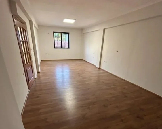 Tirane, jepet me qera ambjent biznesi Kati 2, 120 m² 1.000 € (pazari i ri)