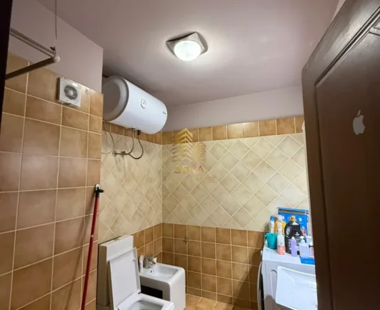 Tirane, jepet me qera apartament 2+1+Ballkon Kati 5, 75 m² 600 € (Rruga e Kavajes)