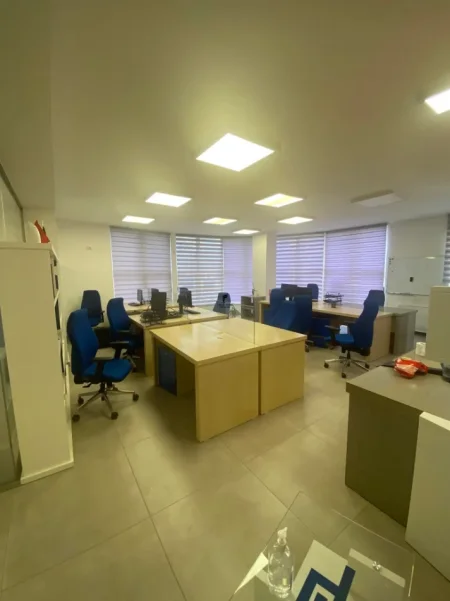 Tirane, jepet me qera zyre Kati 2, 110 m² 1.800 € (KOMUNA E PARISIT)