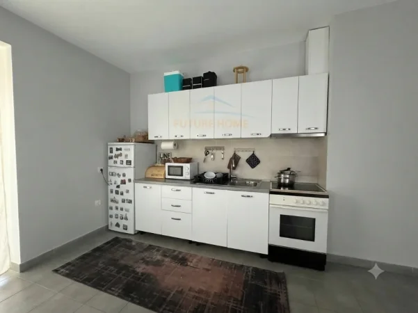 Tirane, jepet me qera apartament 1+1+Ballkon Kati 2, 85 m² 500 € (Kopshti Botanik)
