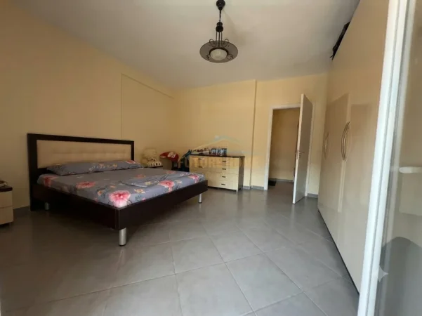 Tirane, jepet me qera apartament 1+1+Ballkon Kati 2, 85 m² 500 € (Kopshti Botanik)