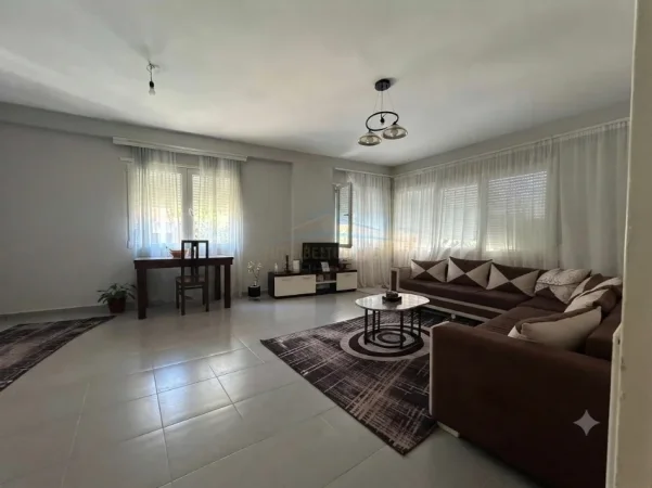 Tirane, jepet me qera apartament 1+1+Ballkon Kati 2, 85 m² 500 € (Kopshti Botanik)