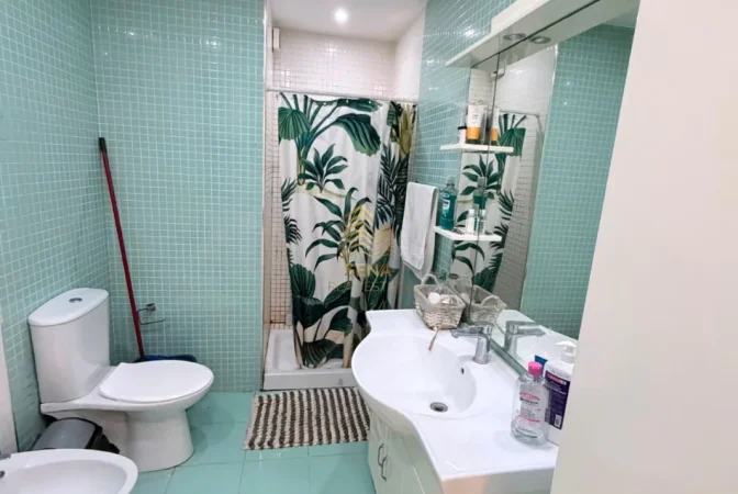 Tirane, jepet me qera apartament 1+1+Ballkon Kati 8, 65 m² 600 € (Brryli)