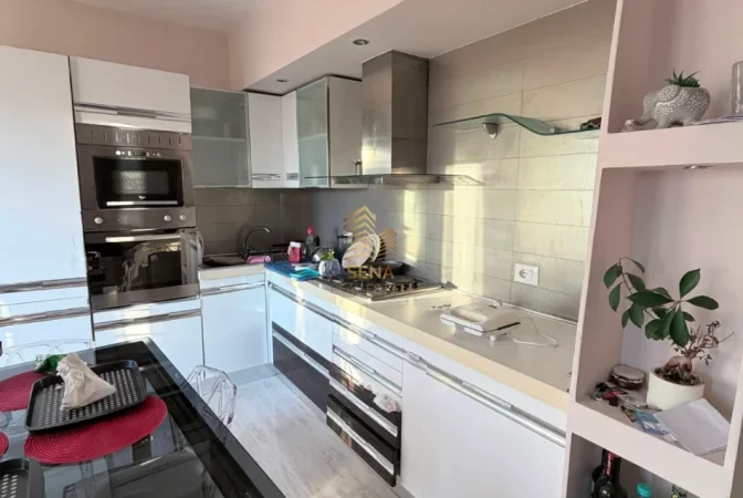 Tirane, jepet me qera apartament 1+1+Ballkon Kati 8, 65 m² 600 € (Brryli)
