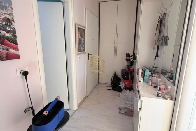 Tirane, jepet me qera apartament 1+1+Ballkon Kati 8, 65 m² 600 € (Brryli)