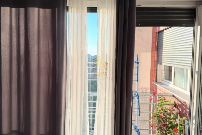 Tirane, jepet me qera apartament 1+1+Ballkon Kati 8, 65 m² 600 € (Brryli)