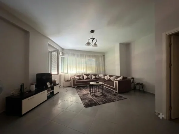 Tirane, jepet me qera apartament 1+1+Ballkon Kati 2, 85 m² 500 € (KOPESHTI BOTANIK)