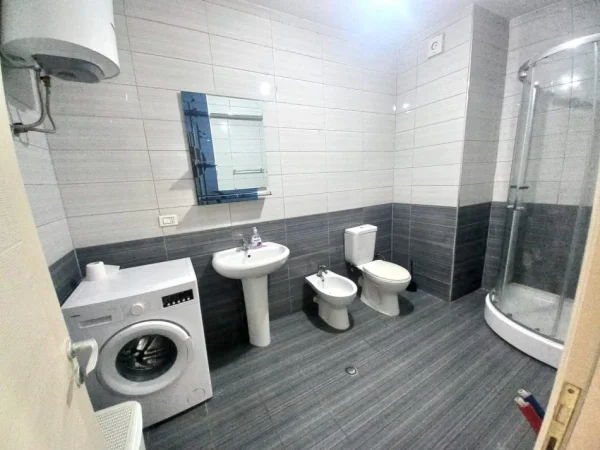 Tirane, jepet me qera apartament 1+1 Kati 3, 65 m² 390 € (Kthesa Kamzës)