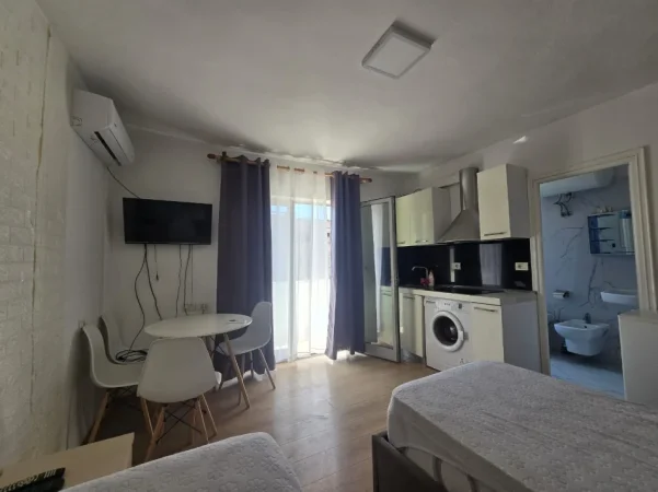 Tirane, jepet me qera garsonier Kati 4, 38 m² 440 € (Kryqezimi i 21 Dhjetorit)