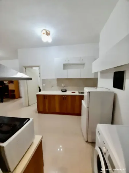 Tirane, jepet me qera apartament 1+1 Kati 1, 60 m² 530 € (Rruga Muzaket)