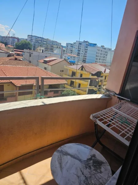 Tirane, jepet me qera apartament 1+1+Ballkon Kati 4, 65 m² 400 € 