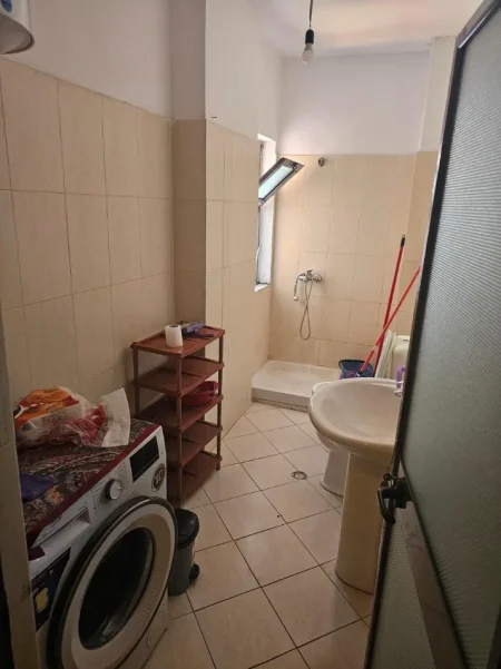 Tirane, jepet me qera apartament 1+1+Ballkon Kati 4, 65 m² 400 € 