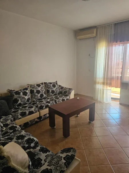 Tirane, jepet me qera apartament 1+1+Ballkon Kati 4, 65 m² 400 € 