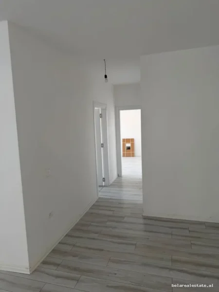 Tirane, jepet me qera zyre Kati 1, 105 m² 850 € (Rruga Filip Jano)