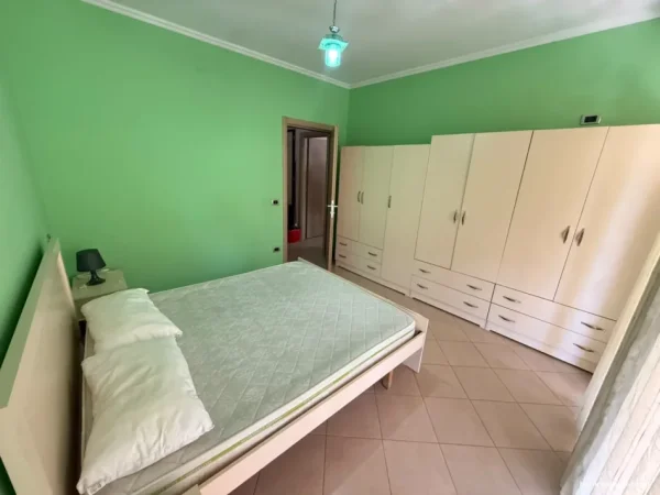 Tirane, jepet me qera apartament 1+1 Kati 3, 62 m² 580 € (Rruga Petro Nini Luarasi)