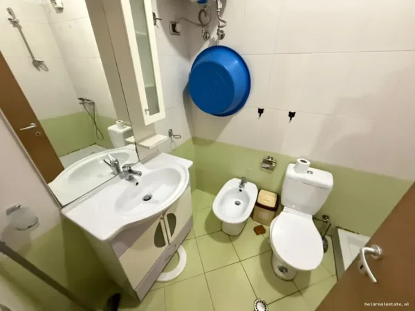Tirane, jepet me qera apartament 1+1 Kati 3, 62 m² 580 € (Rruga Petro Nini Luarasi)