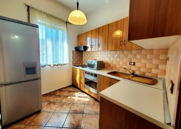Tirane, jepet me qera apartament 2+1 Kati 1, 100 m² 550 € (Ambasada Kineze ne Rrugen e Durrsit)