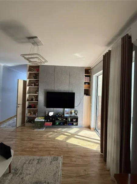 Tirane, jepet me qera apartament 2+1+Aneks+Ballkon Kati 6, 800 € (Qender , sheshi skenderbej)
