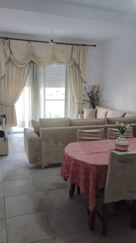 Tirane, jepet me qera apartament 1+1 Kati 1, 500 € (brryli)