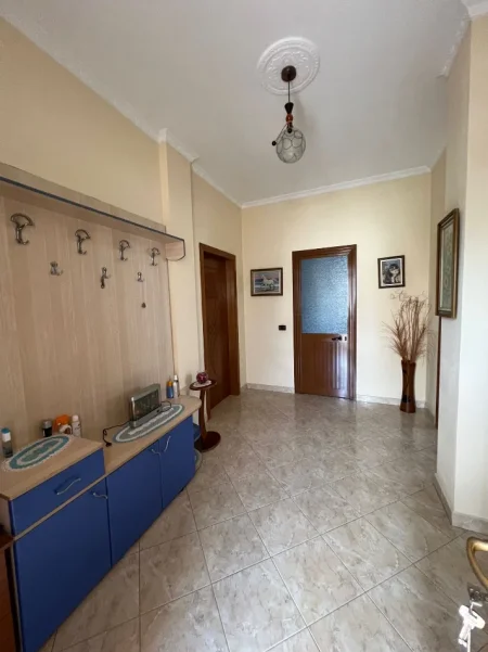 Tirane, jepet me qera shtepi 2+1+Aneks+Ballkon Kati 3, 120 m² 450 € (Rruga Osman Jonuzi Nr.45)