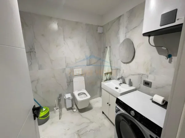 Tirane, jepet me qera apartament 1+1+Ballkon Kati 3, 83 m² 700 € (Kodra e Diellit)