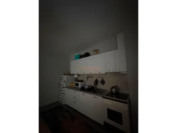 Tirane, jepet me qera apartament 1+1+Ballkon Kati 3, 85 m² 500 € (Kopshti Botanik)
