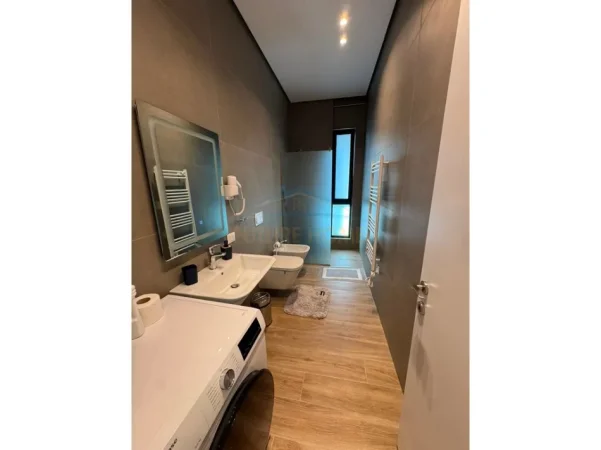 Tirane, jepet me qera apartament 2+1+Ballkon Kati 8, 96 m² 1.300 € (Rruga e Kavajes)