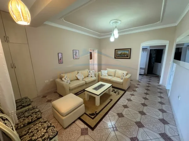 Tirane, jepet me qera apartament 2+1+Ballkon Kati 2, 333 m² 850 € (Sauk)