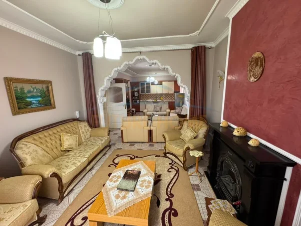 Tirane, jepet me qera apartament 2+1+Ballkon Kati 2, 333 m² 850 € (Sauk)
