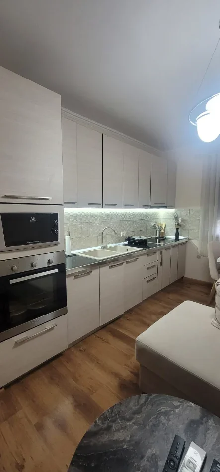 Tirane, jepet me qera apartament 2+1 Kati 2, 78 m² 500 € (Rruga Belul Hatibi, Tek Xhamia Xhura, Prane UET)
