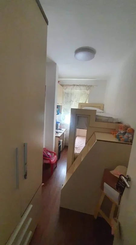 Tirane, jepet me qera apartament 2+1 Kati 2, 78 m² 500 € (Rruga Belul Hatibi, Tek Xhamia Xhura, Prane UET)