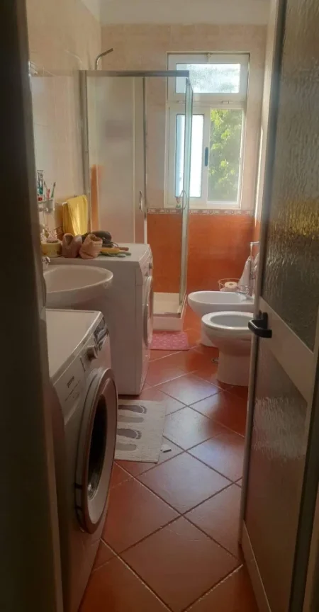 Tirane, jepet me qera apartament 2+1 Kati 2, 78 m² 500 € (Rruga Belul Hatibi, Tek Xhamia Xhura, Prane UET)