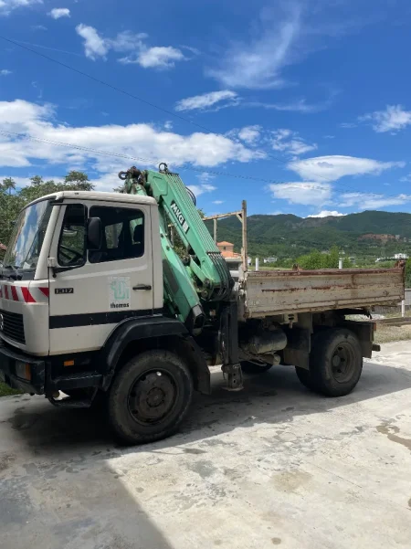 Tirane, ofroj Sherbim transporti me kamjon