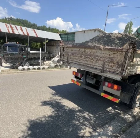 Tirane, ofroj Sherbim transporti me kamjon