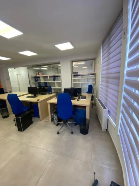 Tirane, jepet me qera zyre Kati 2, 110 m² 1.800 € (KOMUNA E PARISIT)