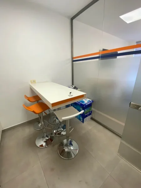 Tirane, jepet me qera zyre Kati 2, 110 m² 1.800 € (KOMUNA E PARISIT)