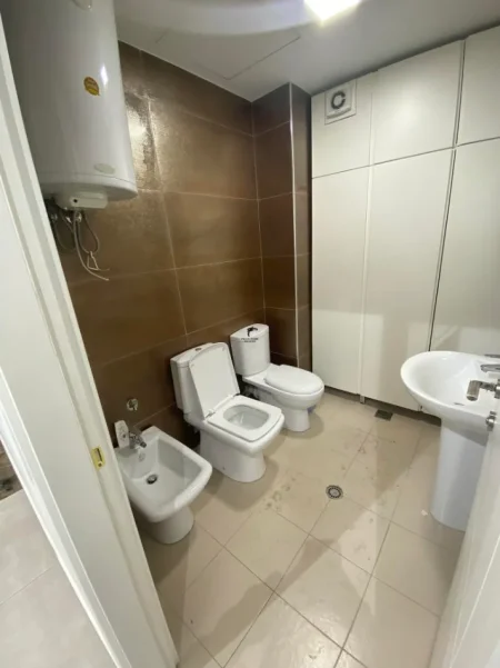 Tirane, jepet me qera zyre Kati 2, 110 m² 1.800 € (KOMUNA E PARISIT)