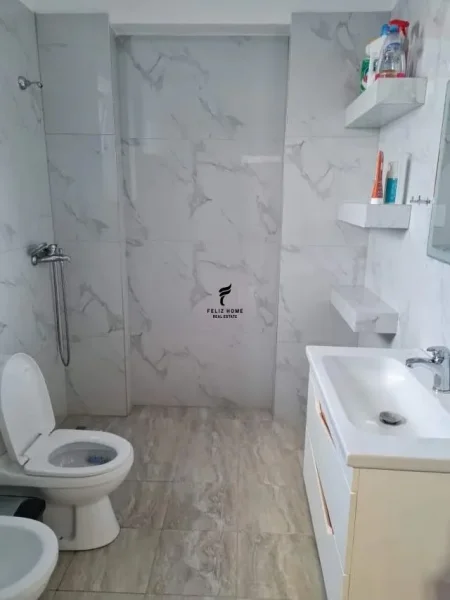 Tirane, jepet me qera apartament 2+1 Kati 2, 76 m² 850 € (BLLOKU)
