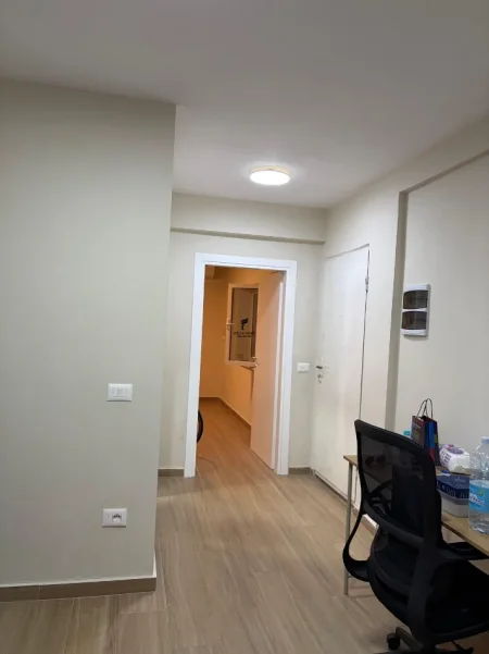 Tirane, jepet me qera zyre Kati 0, 50 m² 550 € (SHESHI WILLSON)
