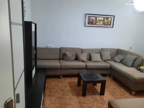 Tirane, jepet me qera apartament 1+1 Kati 3, 74 m² 450 € (Medrese)