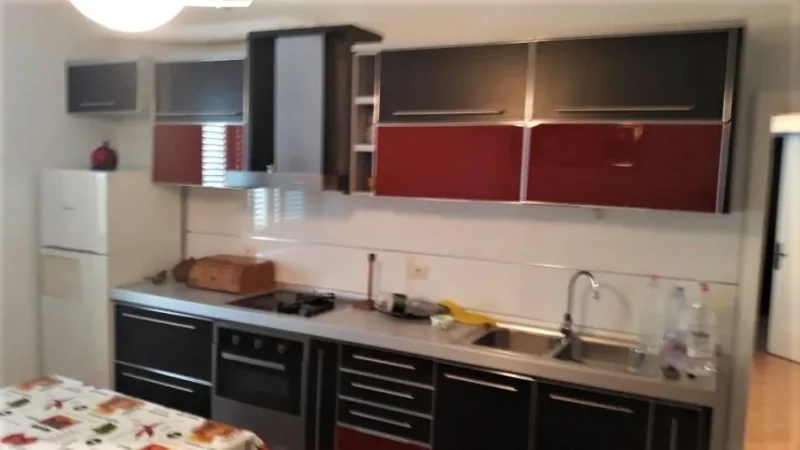 Tirane, jepet me qera apartament 1+1 Kati 3, 74 m² 450 € (Medrese)